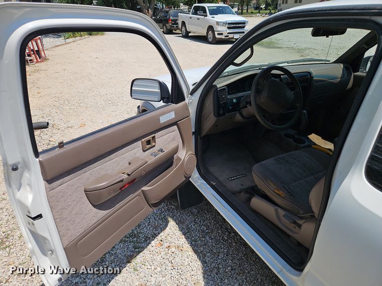 image for item EI8218 1999 Toyota  Tacoma PreRunner XtraCab pickup truck