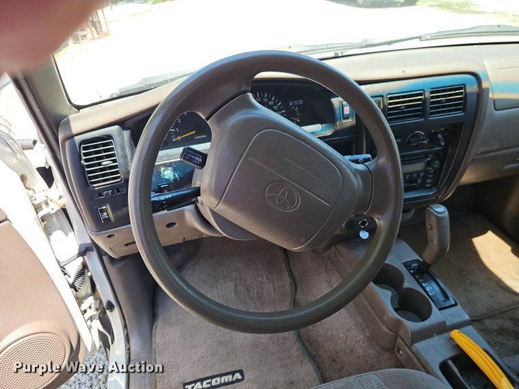 image for item EI8218 1999 Toyota  Tacoma PreRunner XtraCab pickup truck