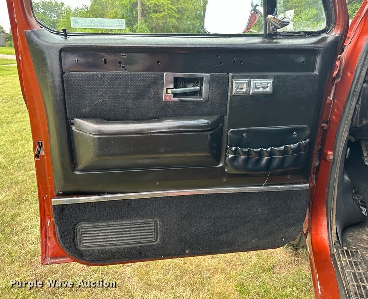 image for item EJ4476 1986 Chevrolet  C10 pickup truck