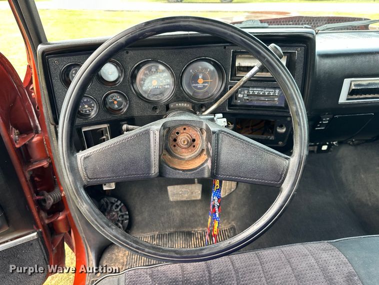 image for item EJ4476 1986 Chevrolet  C10 pickup truck