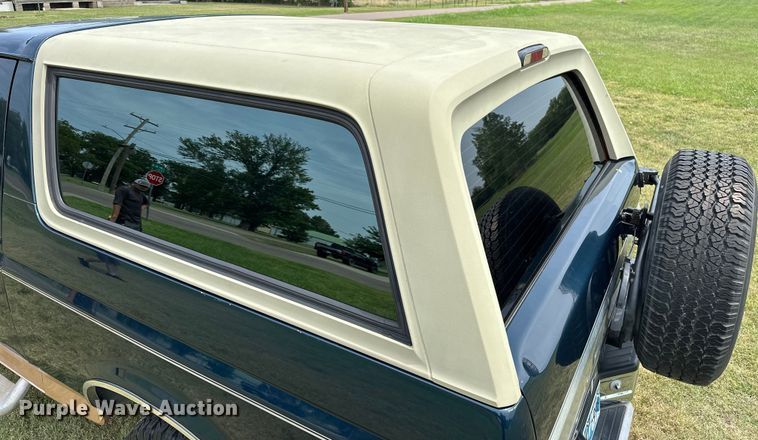 image for item EJ4477 1995 Ford Bronco  SUV