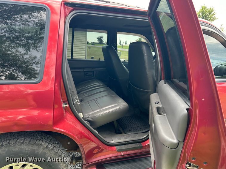 image for item EK3023 2000 Mercury  Mountianeer SUV