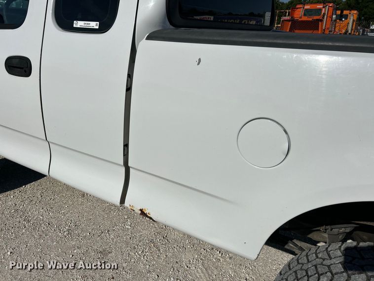 image for item EK4820 2002 Ford F150 XL SuperCab pickup truck
