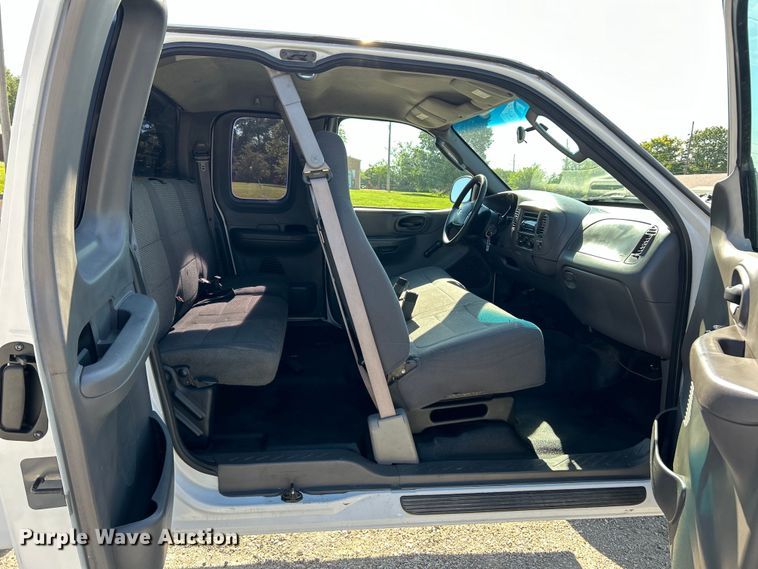 image for item EK4820 2002 Ford F150 XL SuperCab pickup truck