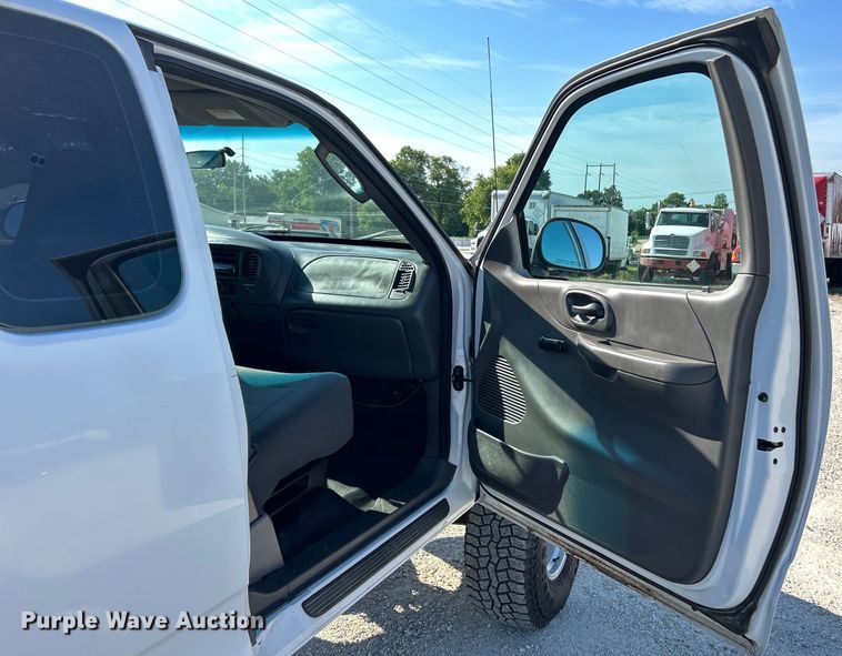 image for item EK4820 2002 Ford F150 XL SuperCab pickup truck