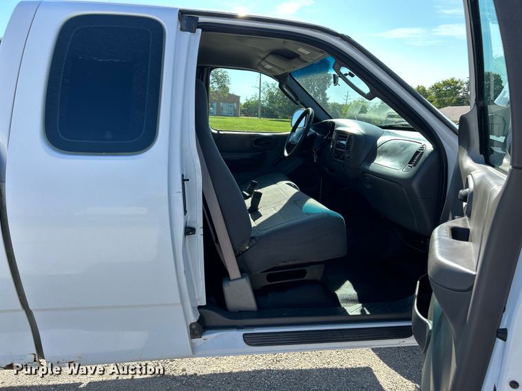 image for item EK4820 2002 Ford F150 XL SuperCab pickup truck