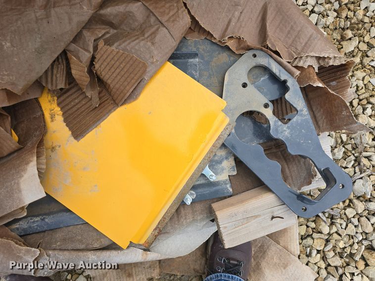 image for item EK6319 John Deere combine parts