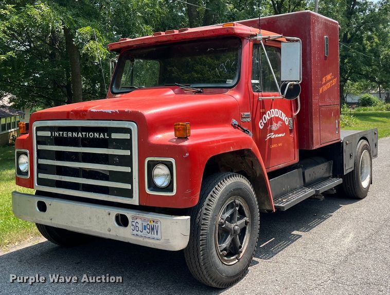 image for item EK8841 1981 International Harvester 1624 flatbed truck