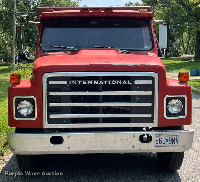 image for item EK8841 1981 International Harvester 1624 flatbed truck