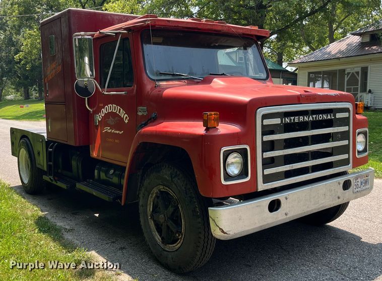 image for item EK8841 1981 International Harvester 1624 flatbed truck