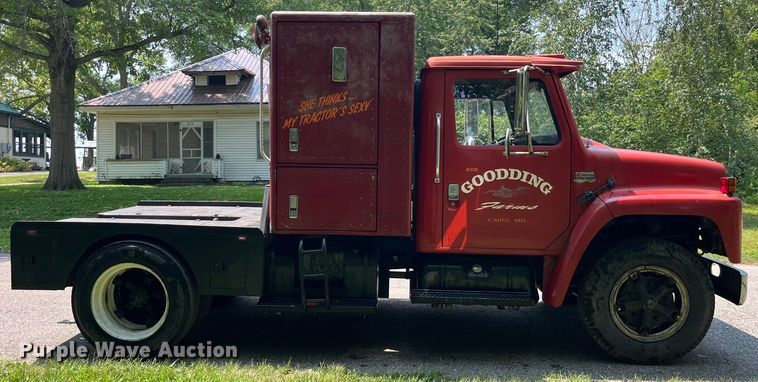 image for item EK8841 1981 International Harvester 1624 flatbed truck