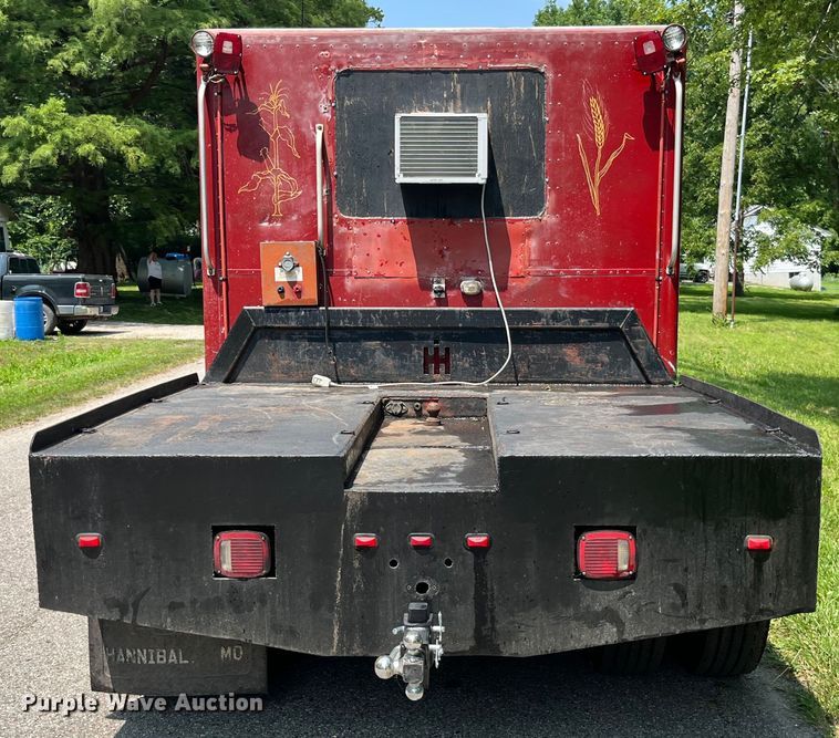 image for item EK8841 1981 International Harvester 1624 flatbed truck