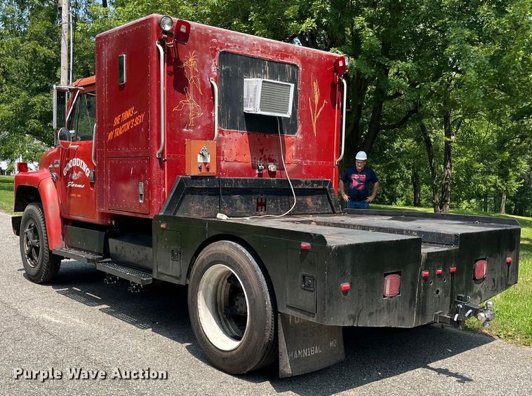 image for item EK8841 1981 International Harvester 1624 flatbed truck