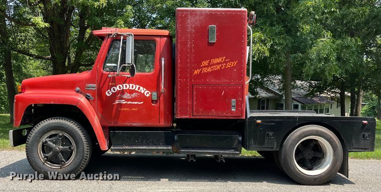 image for item EK8841 1981 International Harvester 1624 flatbed truck
