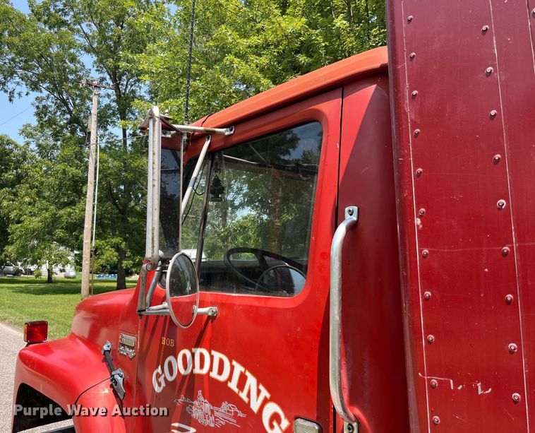 image for item EK8841 1981 International Harvester 1624 flatbed truck