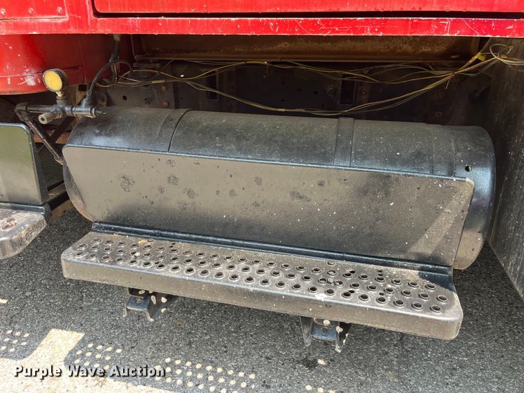 image for item EK8841 1981 International Harvester 1624 flatbed truck