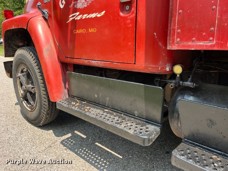 image for item EK8841 1981 International Harvester 1624 flatbed truck