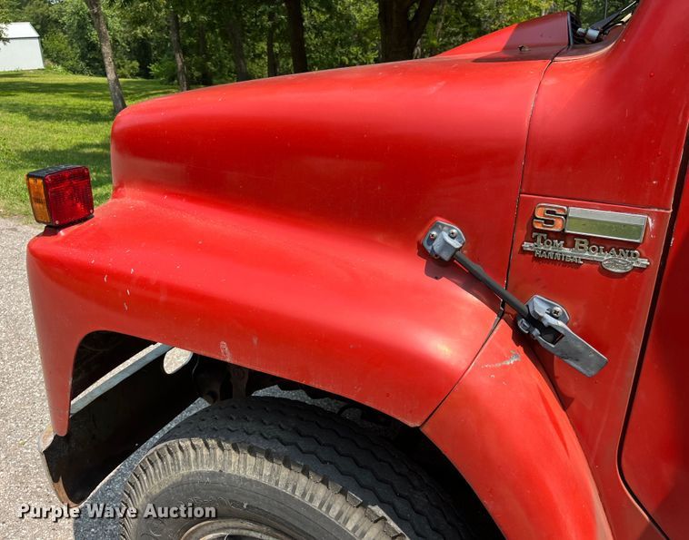 image for item EK8841 1981 International Harvester 1624 flatbed truck