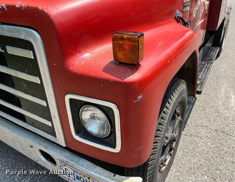 image for item EK8841 1981 International Harvester 1624 flatbed truck