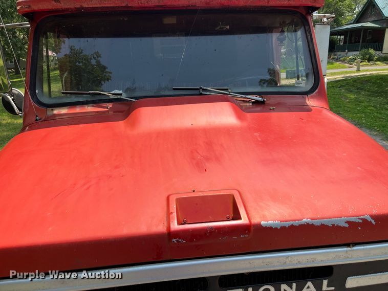 image for item EK8841 1981 International Harvester 1624 flatbed truck