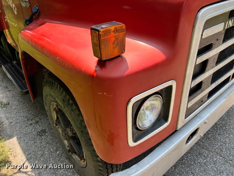 image for item EK8841 1981 International Harvester 1624 flatbed truck