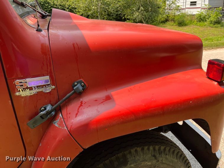 image for item EK8841 1981 International Harvester 1624 flatbed truck