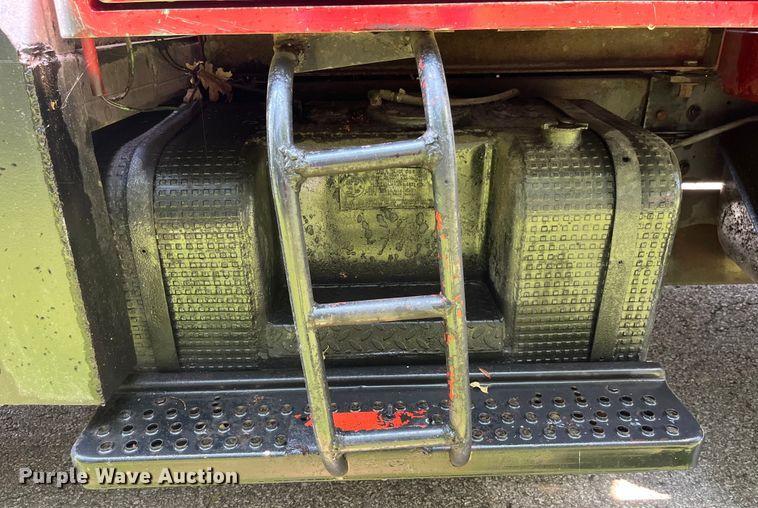 image for item EK8841 1981 International Harvester 1624 flatbed truck