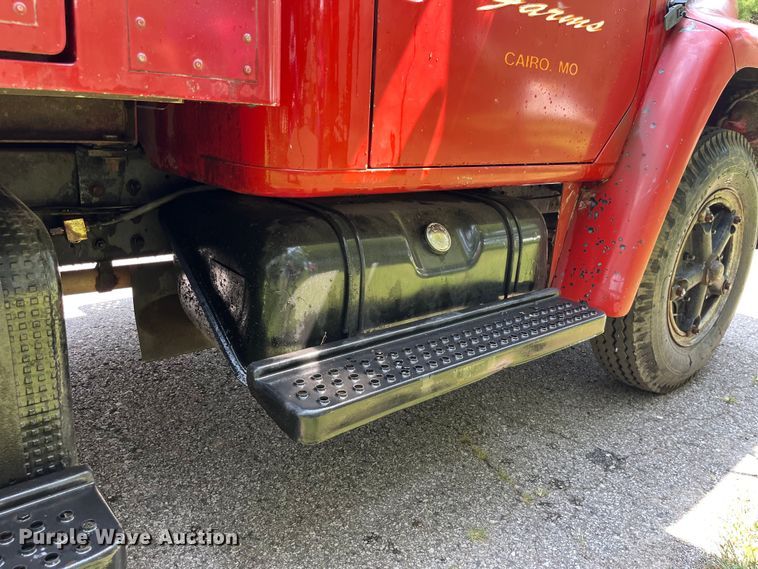 image for item EK8841 1981 International Harvester 1624 flatbed truck