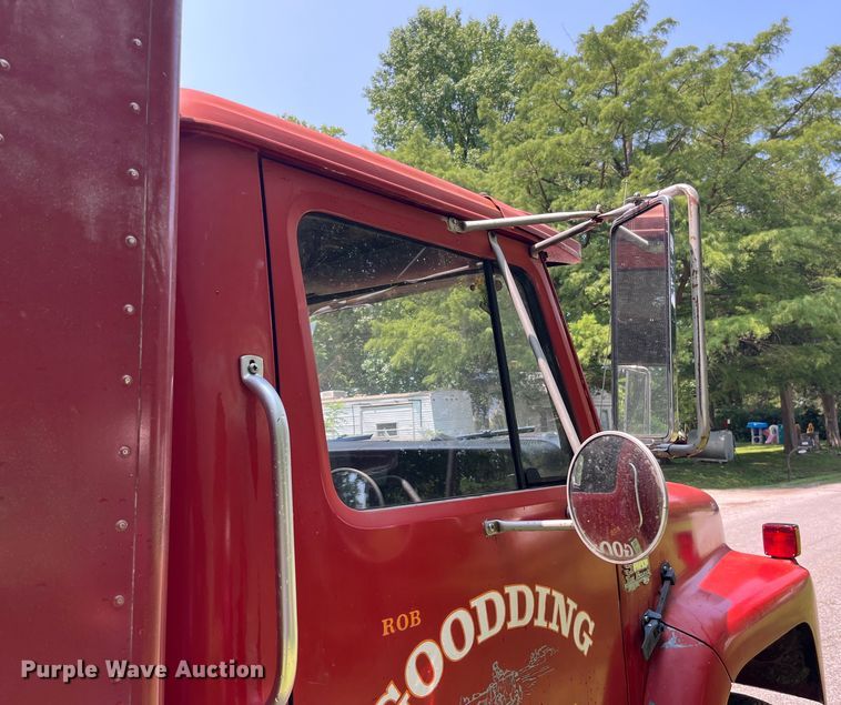 image for item EK8841 1981 International Harvester 1624 flatbed truck