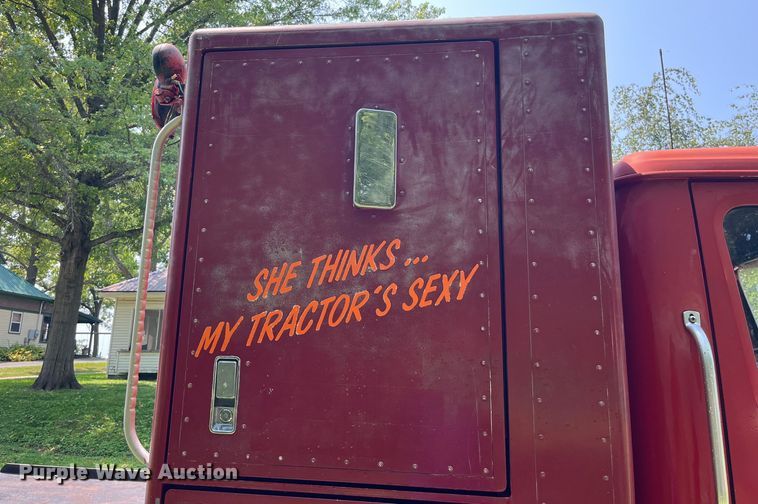 image for item EK8841 1981 International Harvester 1624 flatbed truck