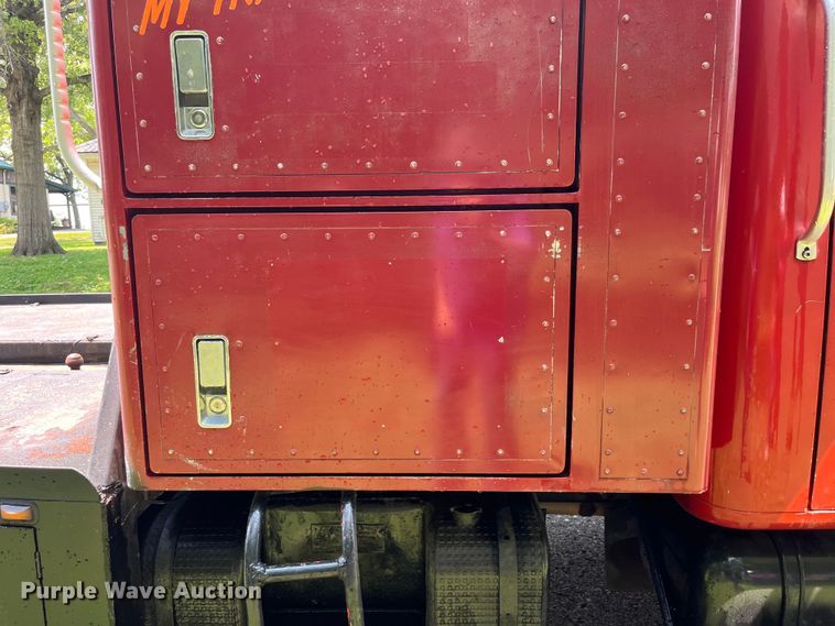 image for item EK8841 1981 International Harvester 1624 flatbed truck