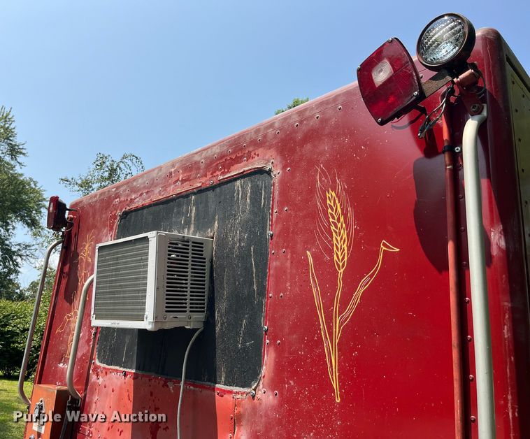 image for item EK8841 1981 International Harvester 1624 flatbed truck