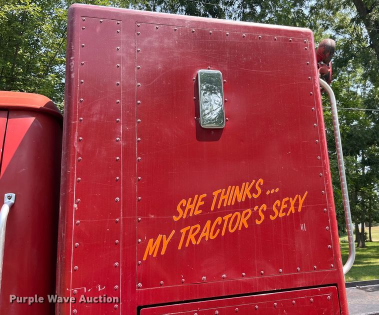 image for item EK8841 1981 International Harvester 1624 flatbed truck