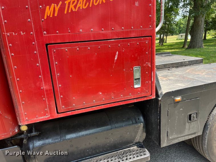 image for item EK8841 1981 International Harvester 1624 flatbed truck