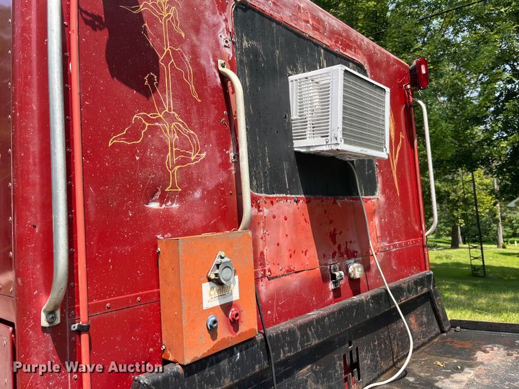 image for item EK8841 1981 International Harvester 1624 flatbed truck