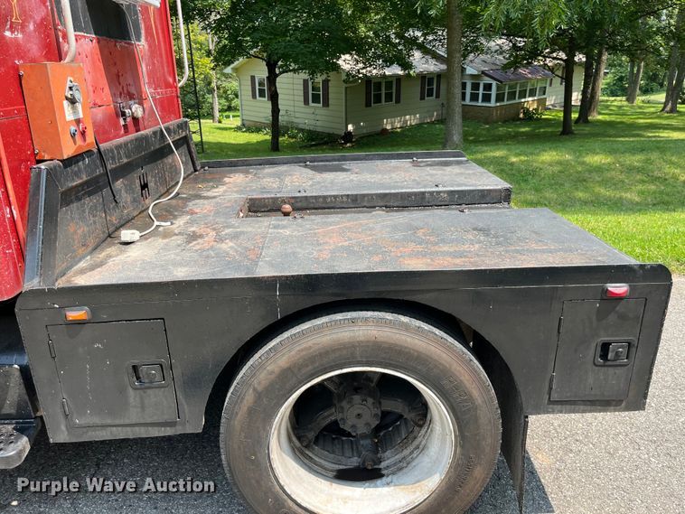 image for item EK8841 1981 International Harvester 1624 flatbed truck