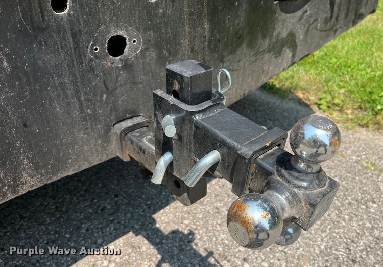 image for item EK8841 1981 International Harvester 1624 flatbed truck