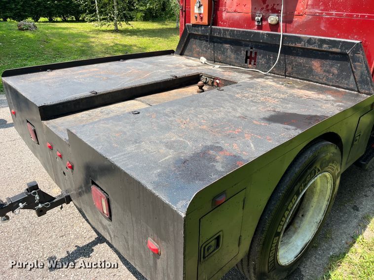 image for item EK8841 1981 International Harvester 1624 flatbed truck