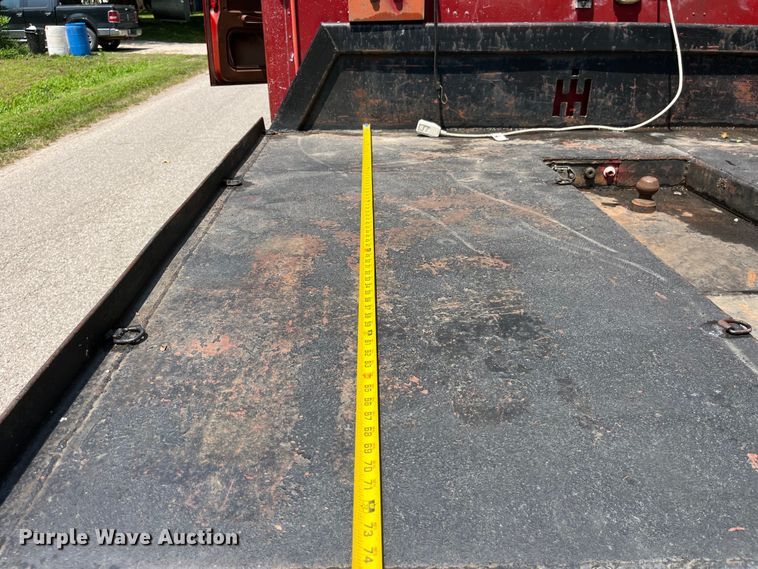 image for item EK8841 1981 International Harvester 1624 flatbed truck