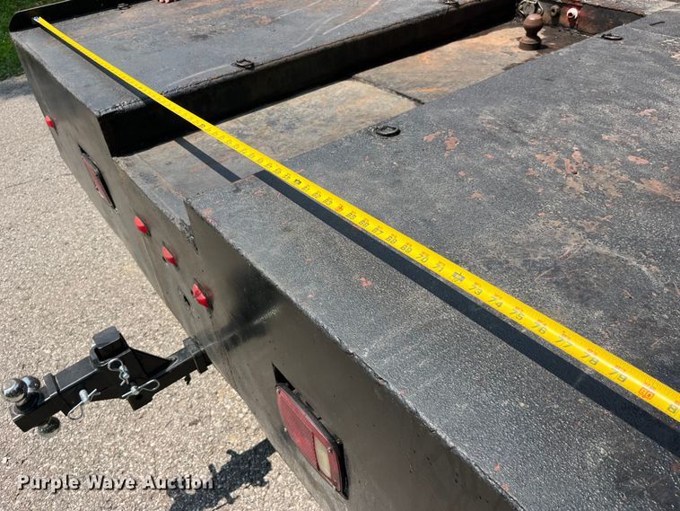 image for item EK8841 1981 International Harvester 1624 flatbed truck