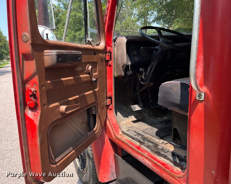 image for item EK8841 1981 International Harvester 1624 flatbed truck