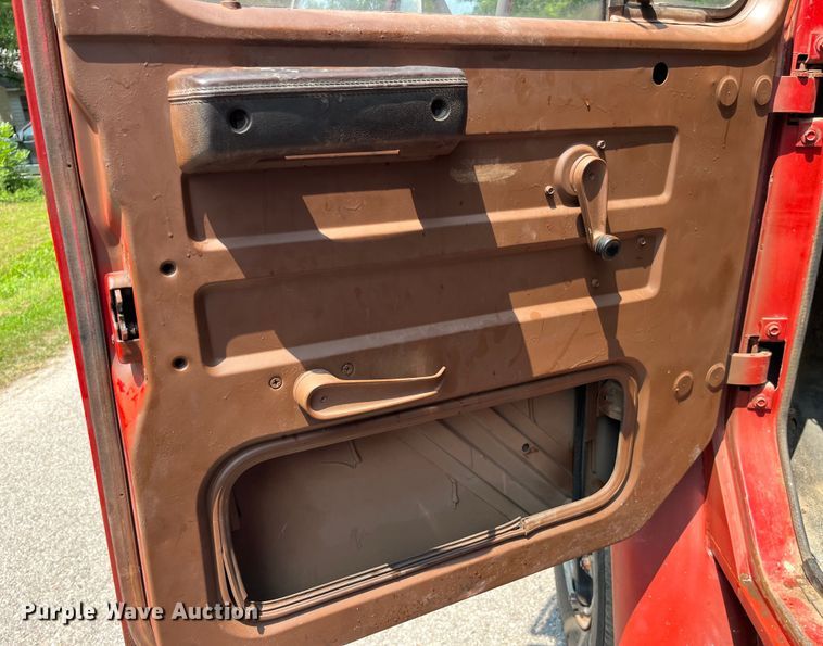 image for item EK8841 1981 International Harvester 1624 flatbed truck