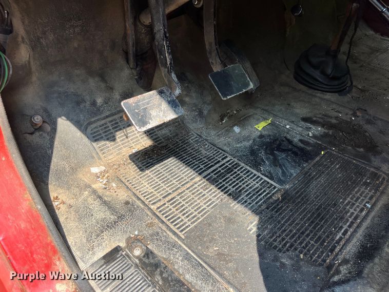 image for item EK8841 1981 International Harvester 1624 flatbed truck