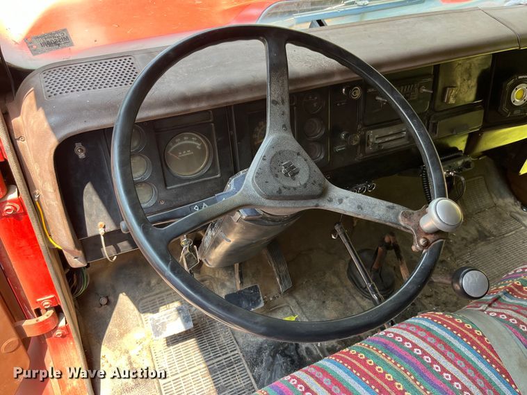 image for item EK8841 1981 International Harvester 1624 flatbed truck