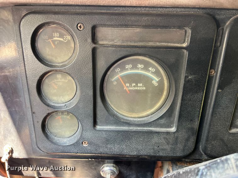 image for item EK8841 1981 International Harvester 1624 flatbed truck