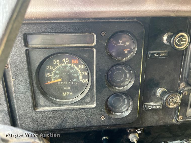 image for item EK8841 1981 International Harvester 1624 flatbed truck