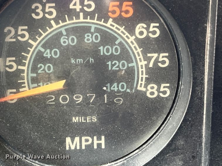 image for item EK8841 1981 International Harvester 1624 flatbed truck