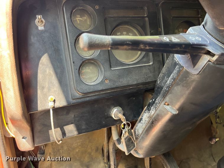 image for item EK8841 1981 International Harvester 1624 flatbed truck