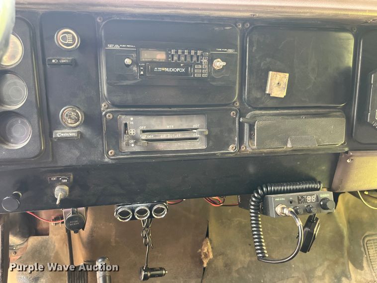 image for item EK8841 1981 International Harvester 1624 flatbed truck