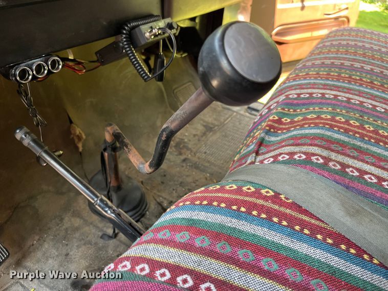 image for item EK8841 1981 International Harvester 1624 flatbed truck